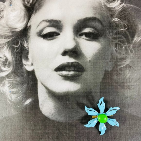 Petite vintage little enamel daisy flower pin 60s turquoise and green - Picture 1 of 4
